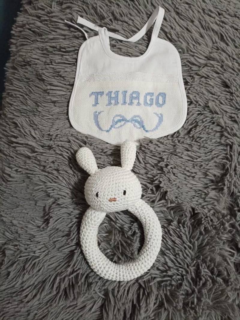 Babero personalizado y sonajero